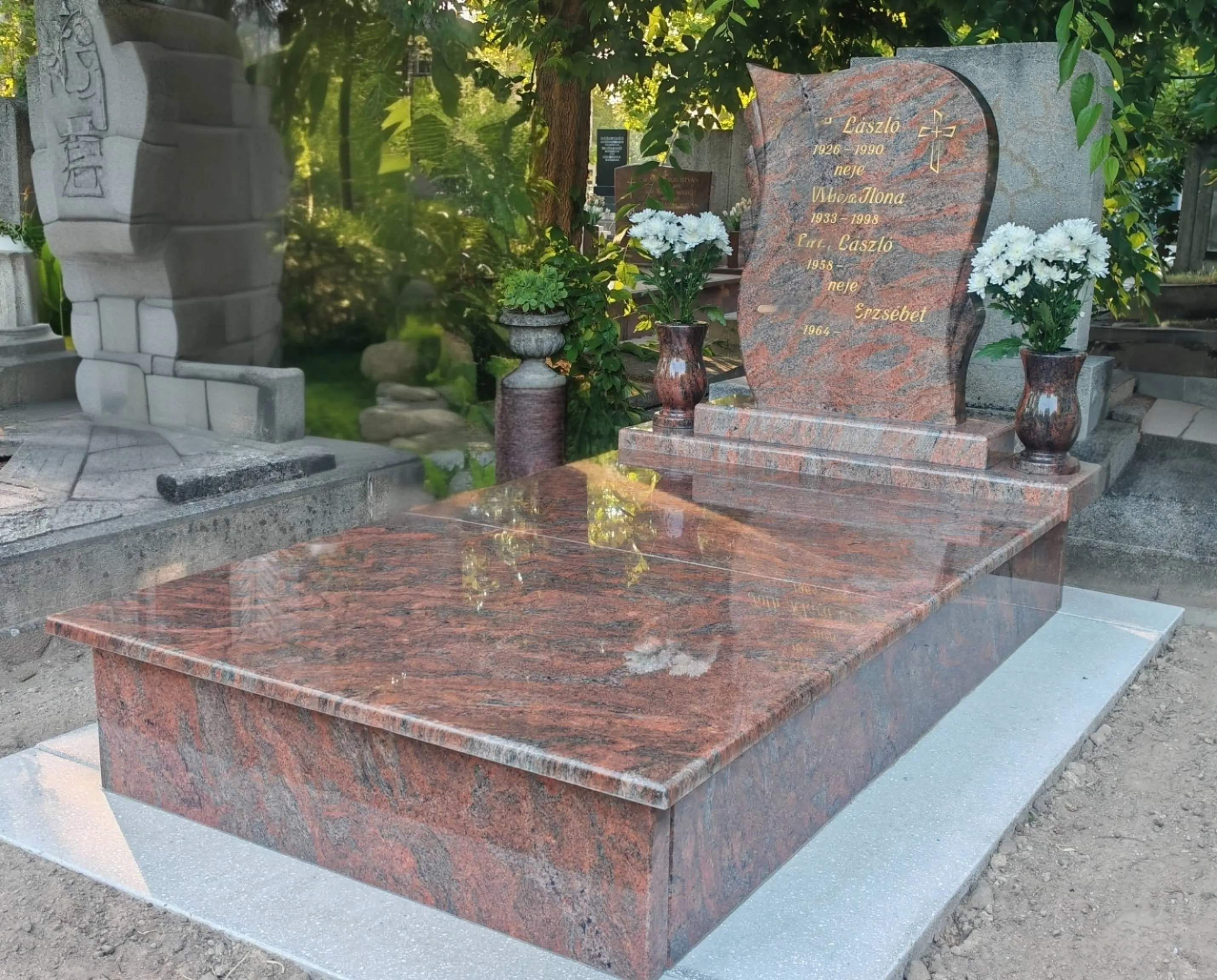 Barnás gránit szimpla síremlék természetes temetői környezetben